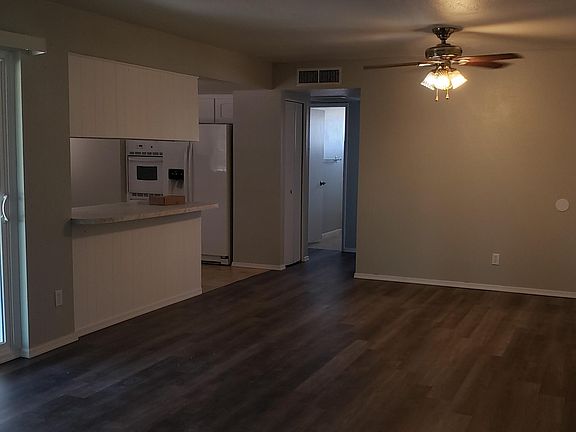 2nd image of 616 E Ellis Dr