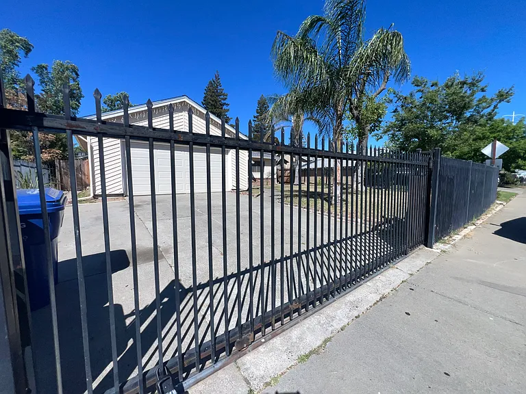 5409 48th Ave — Photo 1
