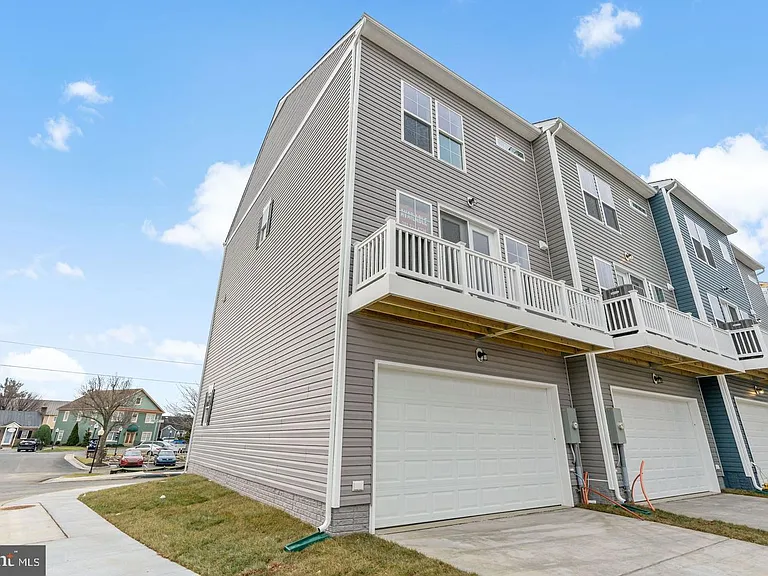 646 Hemsworth Ln — Photo 3