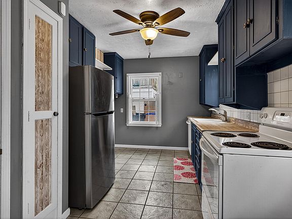 3rd image of 310 SW Country Club Dr