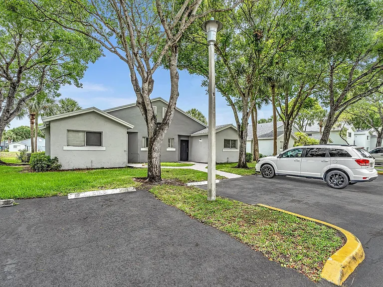 1020 Lake Victoria Dr #B — Photo 5