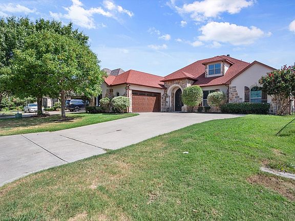 2nd image of 3325 Vista Lake Cir