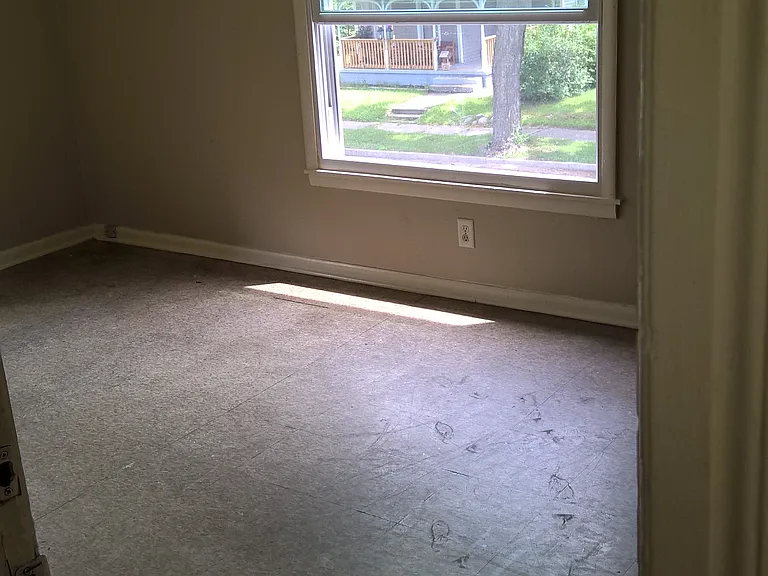 Entry to Living Room (faces street)_03162019