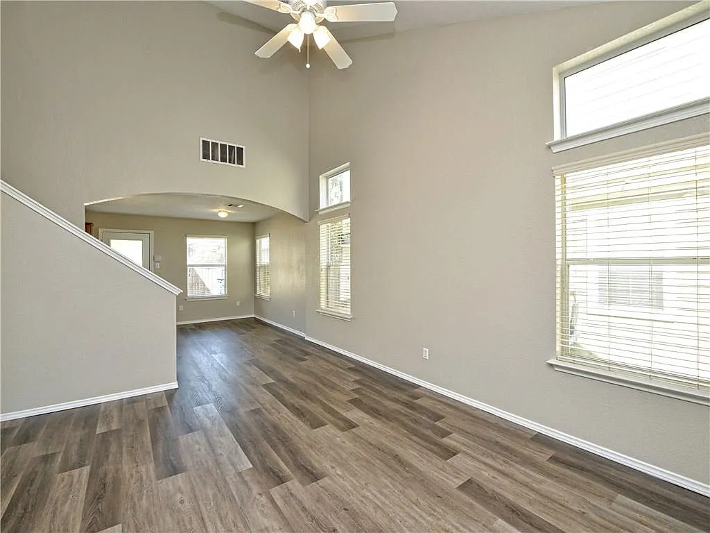 3 bed, 2.5 bath, 1351 sqft, $1,900 — Photo 4
