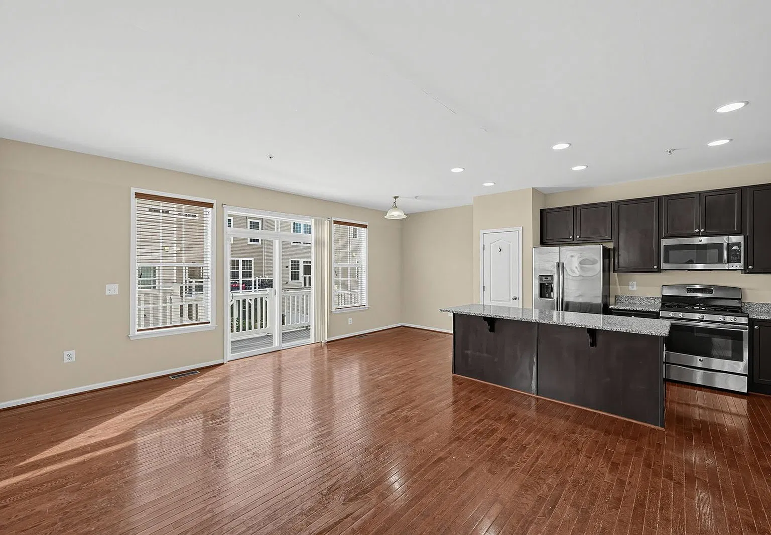 3 bed, 3.0 bath, 2398 sqft, $2,995 — Photo 2