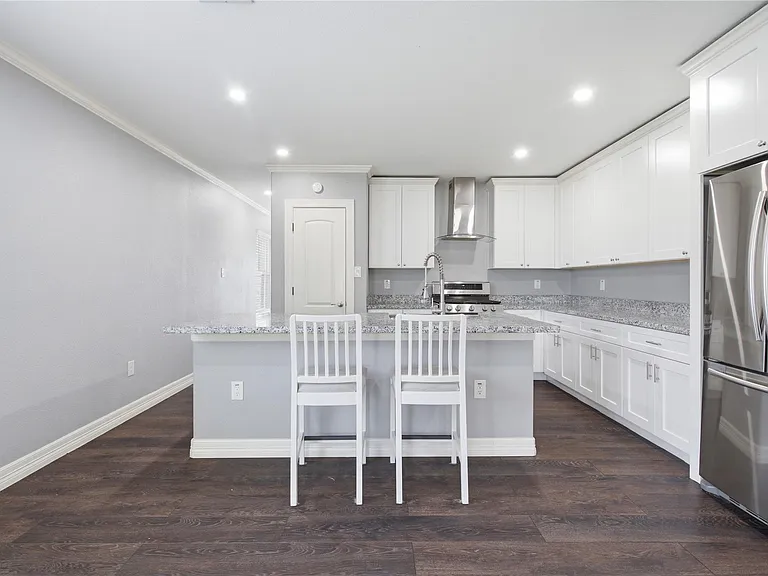 531 Woolworth St — Photo 9