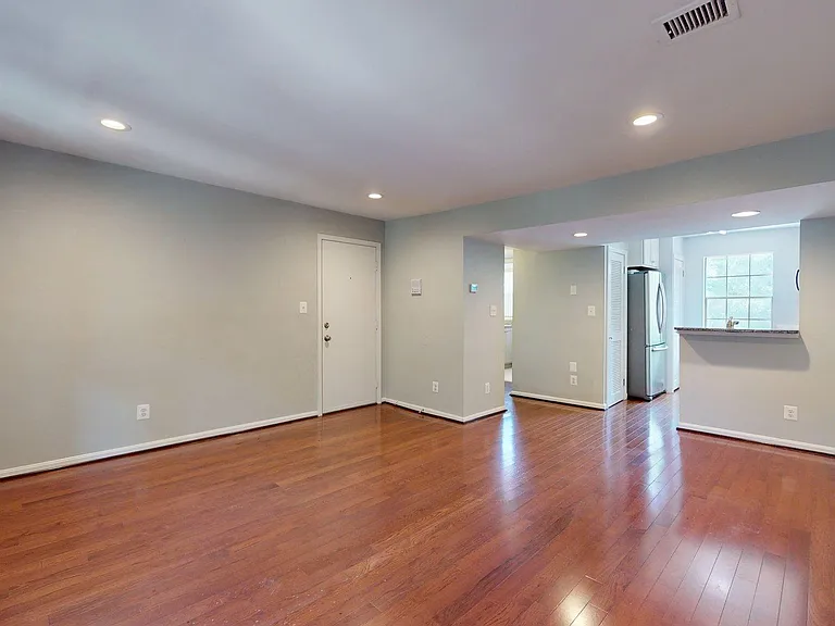 1407 E Abingdon Dr #4 — Photo 2