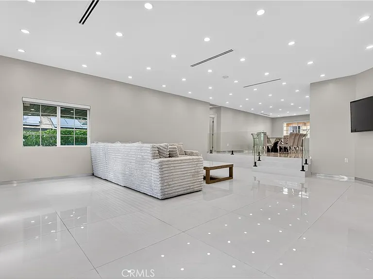 10510 Helendale Ave — Photo 12