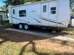 728 Shanks, Clute, TX 77531