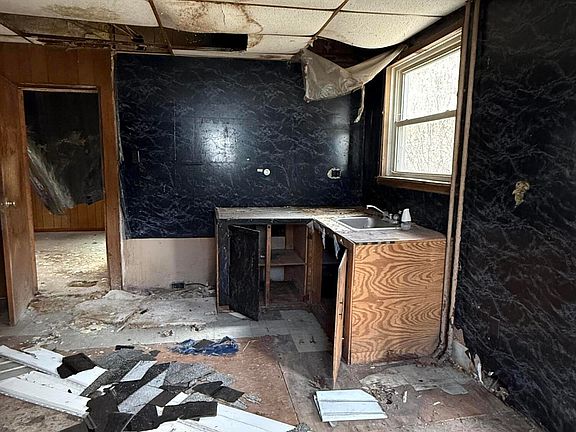 3rd image of 736 Mineral Point Rd