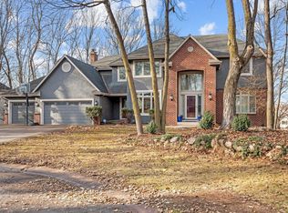 6340 Summit Cir, Chanhassen, MN 55317