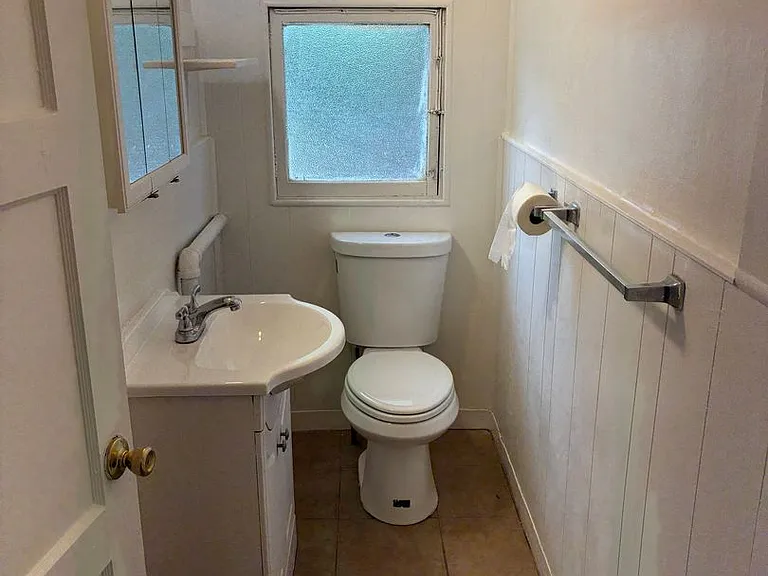 31 N Laurel St #1-4 — Photo 11