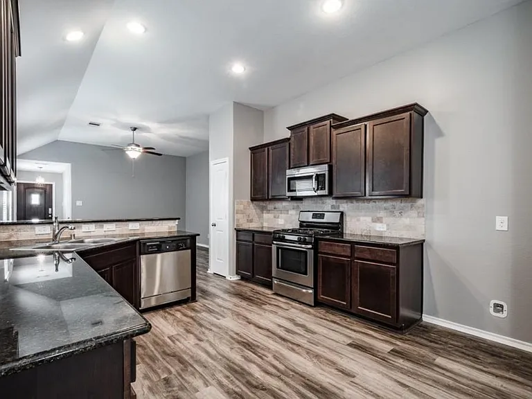 8314 Broadleaf Ave — Photo 11