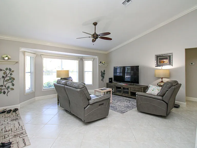 333 Wentworth Ct — Photo 17
