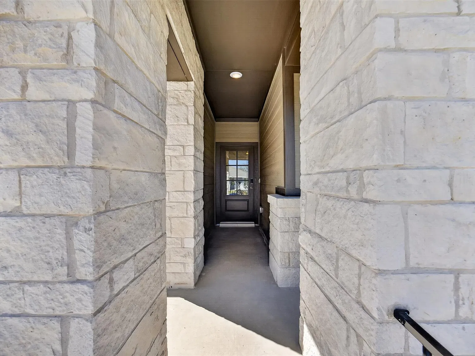 4 bed, 3.0 bath, 2012 sqft, $2,300 — Photo 4