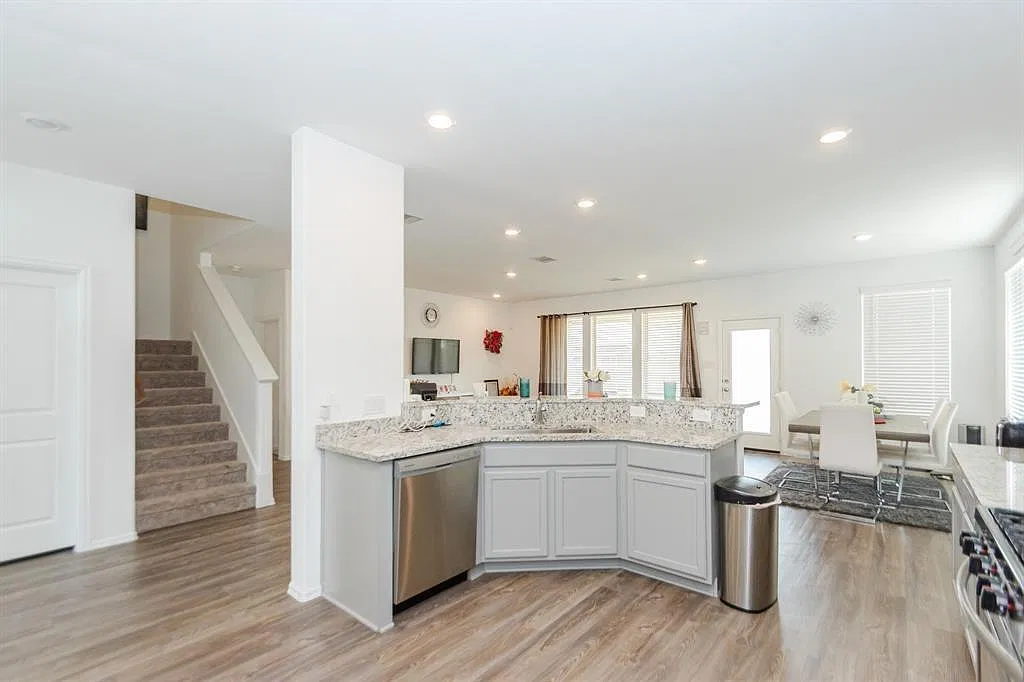 5 bed, 6.0 bath, 2668 sqft, $3,200 — Photo 3