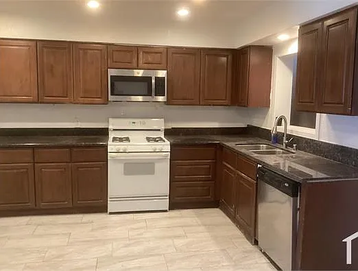5 bed, 2400 sqft, $2,500 — Photo 1