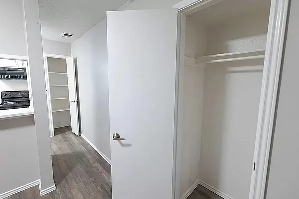 City Crest Apartments — Photo 15
