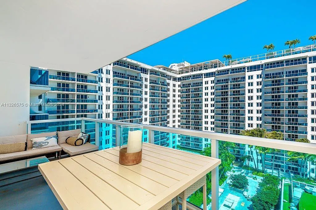 Roney Palace Condo — Photo 2