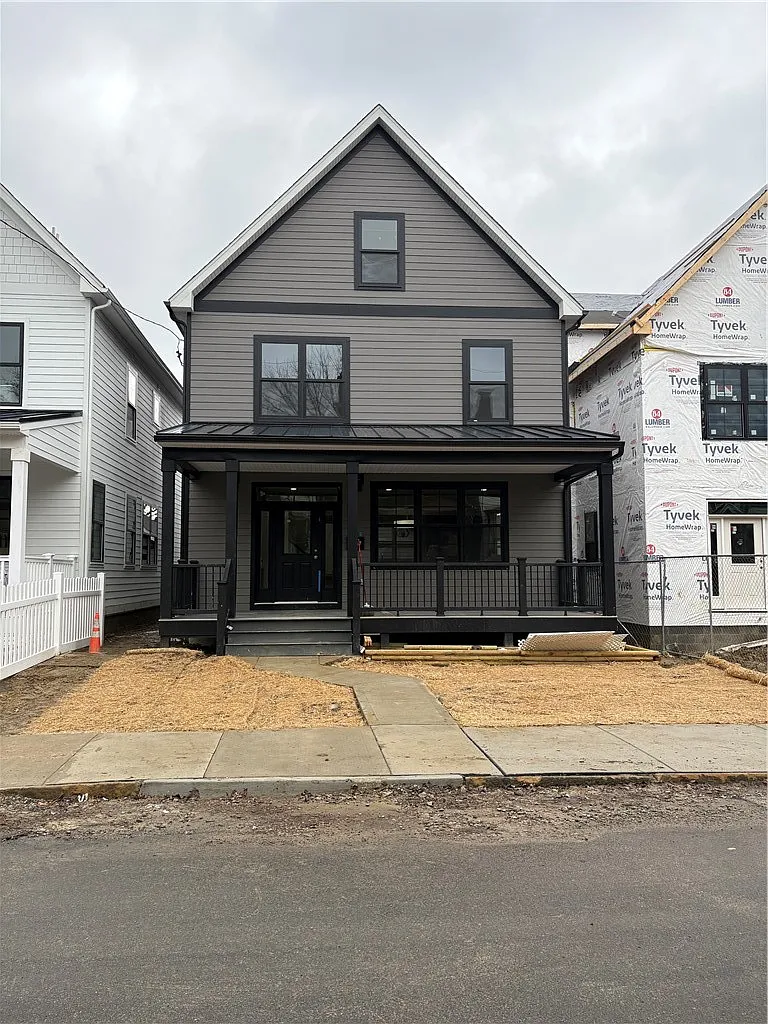 209 Green St photo 1