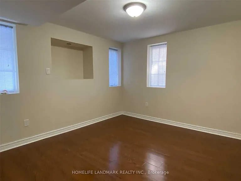 32 Escapade Dr #LOWER — Photo 4
