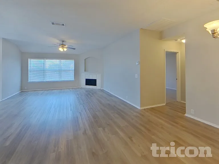 1619 Columbia Dr — Photo 2