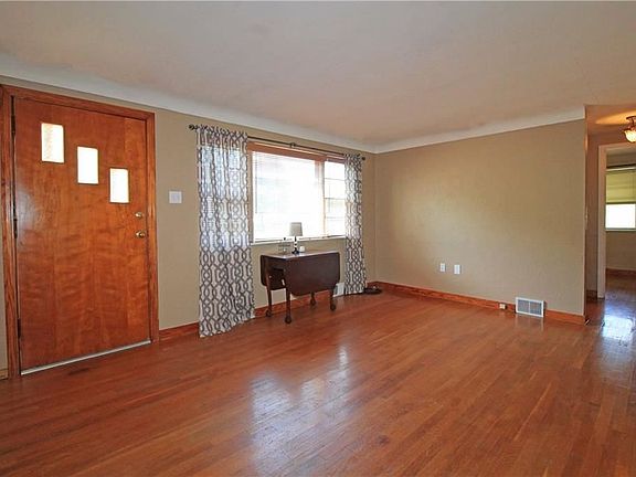 4th image of 301 Meadow Ln
