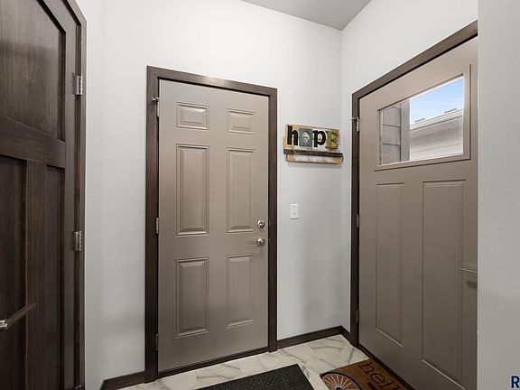 4th image of 227 E Ivy Rd