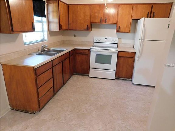 3rd image of 1327 Douglas St