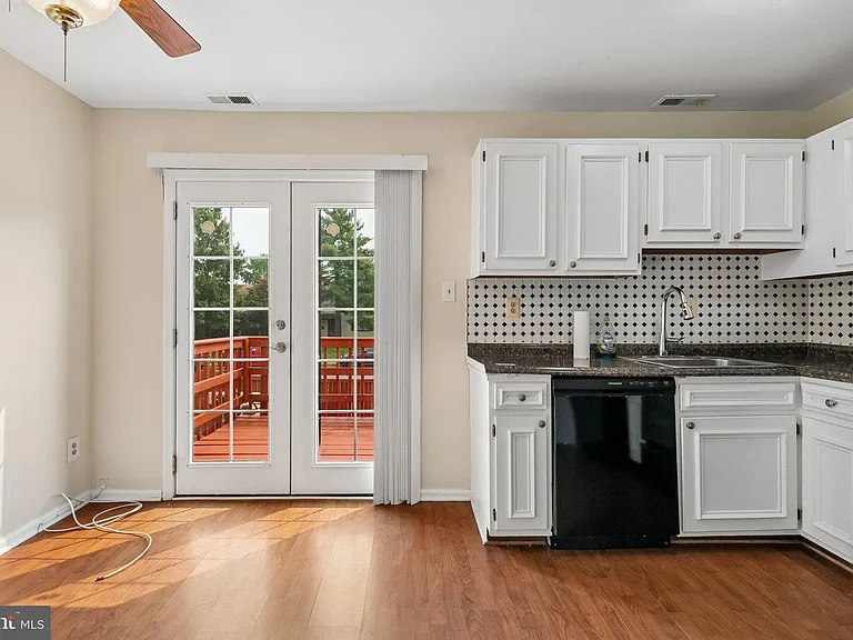 5515 Woodlawn Manor Ct — Photo 8