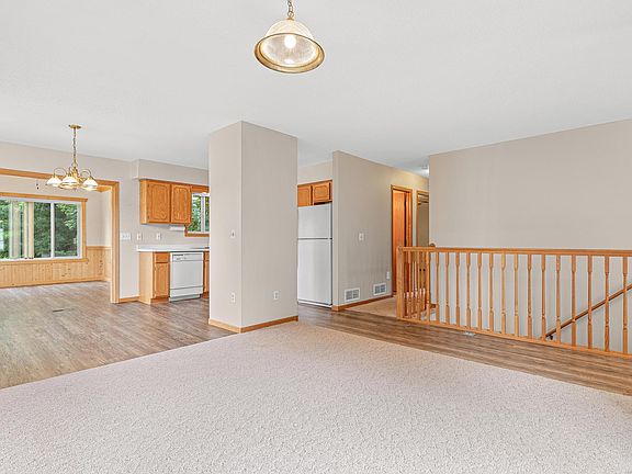 5th image of 631 Stewart Ct