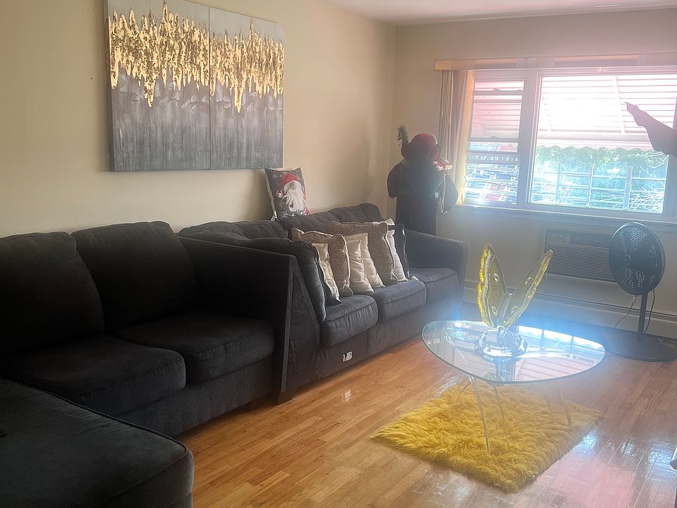 2nd image of 2954 Laconia Ave Floor 3