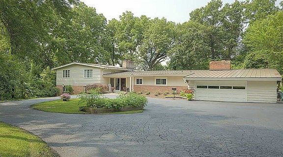 2nd image of 2406 East Ln