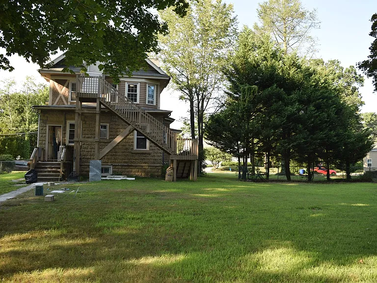 210 Dickinson Rd — Photo 5