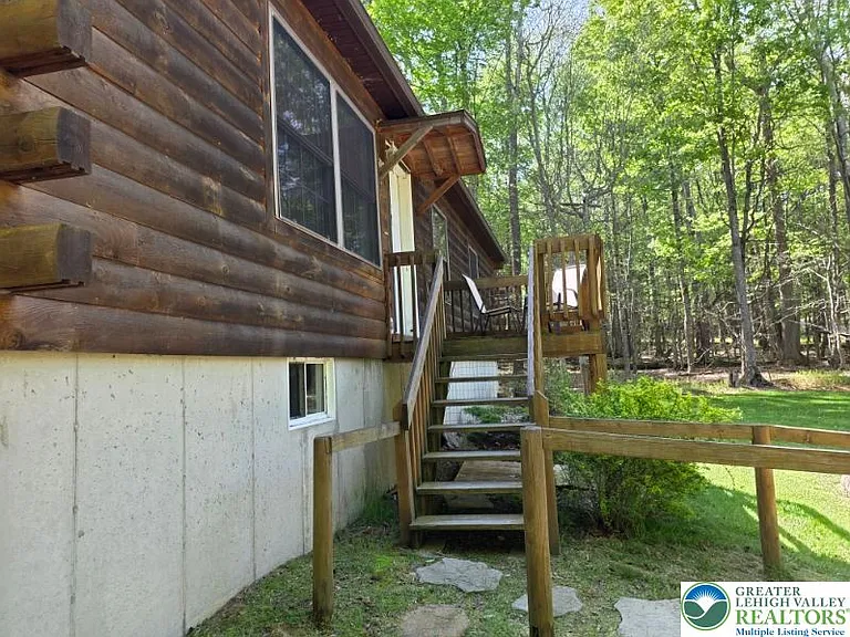 1037 Maplewood Dr — Photo 3