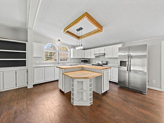 5th image of 185 Mary Ct
