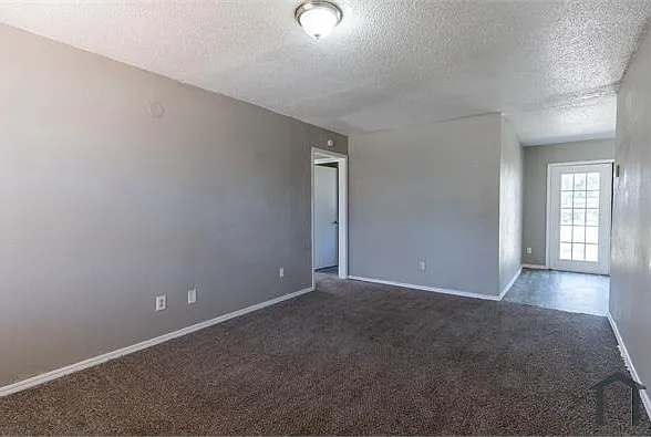109 SW 15th St — Photo 3