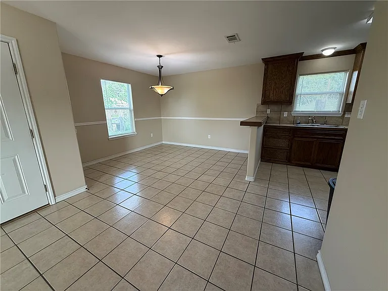 622 Webb St — Photo 4
