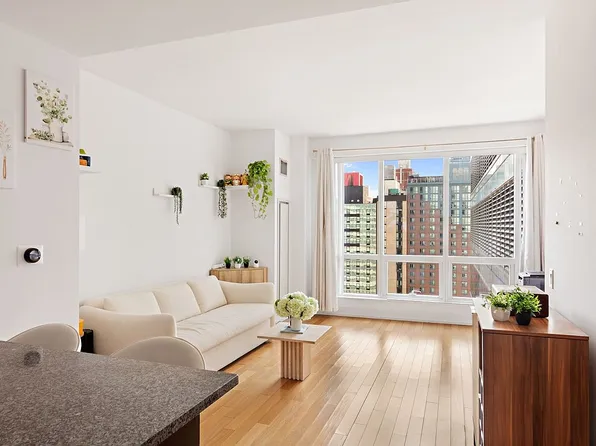 350 W 42nd St APT 28H, New York, NY 10036
