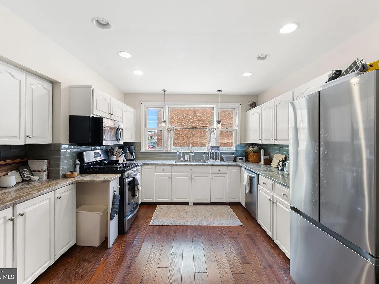 3 bed, 1.5 bath, 1484 sqft, $2,095 — Photo 2