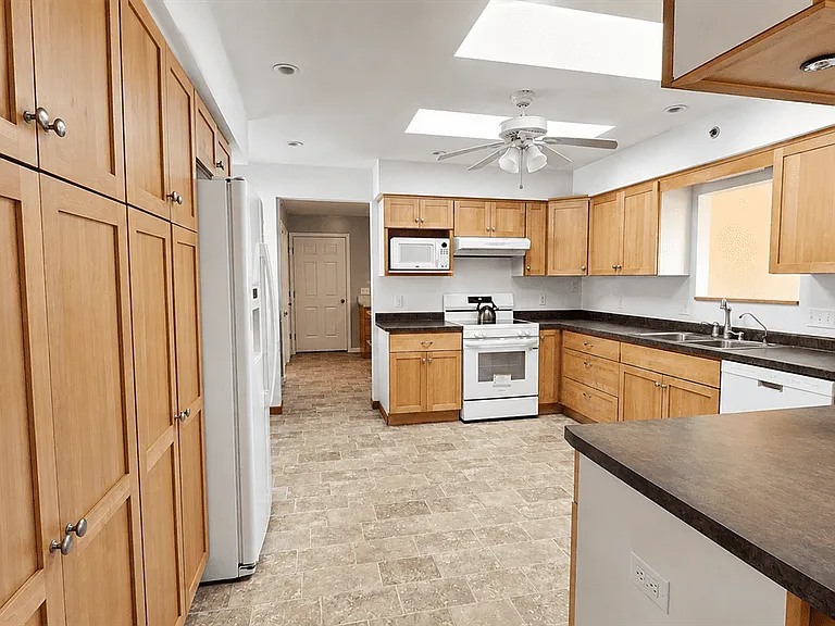 1425 N Sutton Rd — Photo 2
