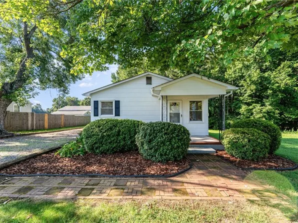 544 Edgewood St, Kernersville, NC 27284