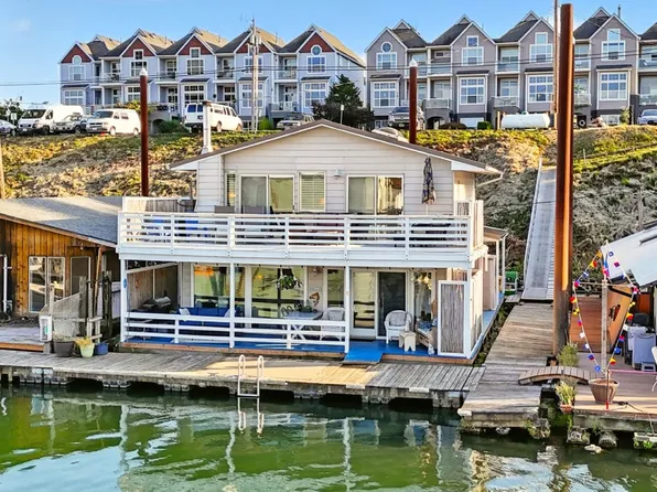 535 NE Bridgeton Rd Slip 2, Portland, OR 97211