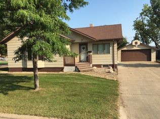 693 4th St N, Carrington, ND 58421
