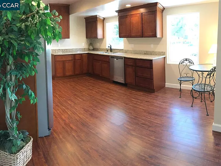 1448 Rosal Ln — Photo 2