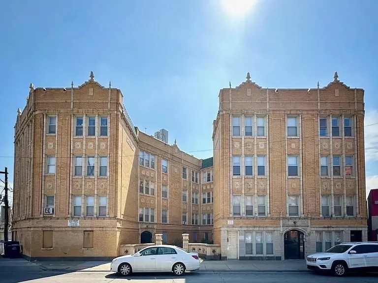 4259 W Addison St — Photo 12