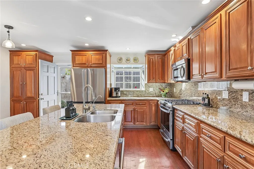 4 bed, 2425 sqft, $9,250 — Photo 2