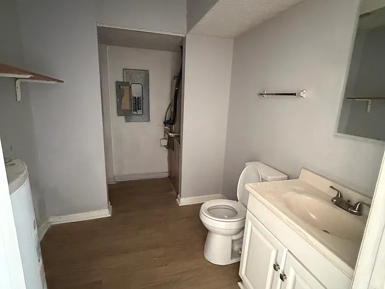 305 Churchill Dr #4 — Photo 8