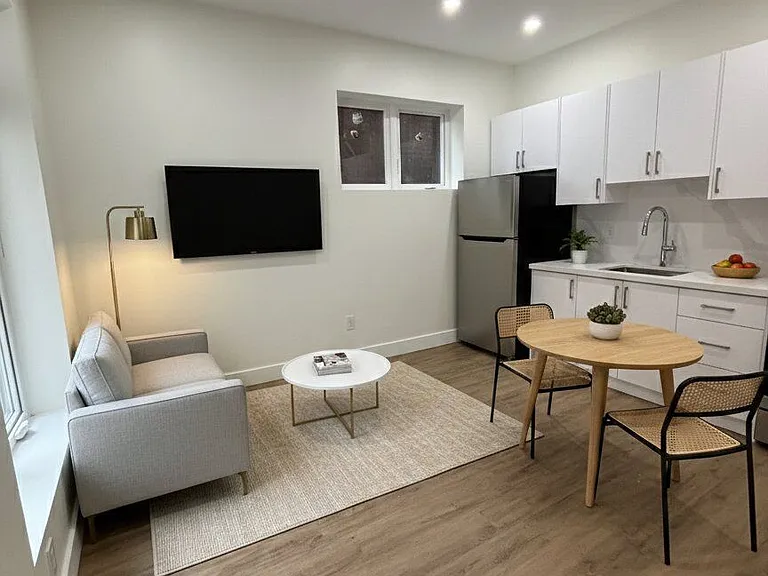 259 John St S #4 — Photo 2