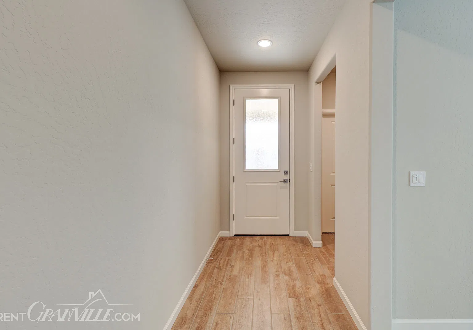 3 bed, 2007 sqft, $3,000 — Photo 2